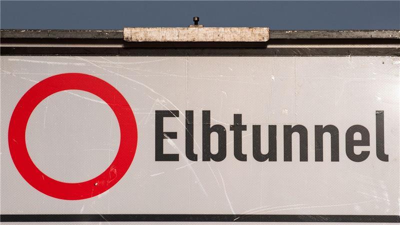 Elbtunnel und A1 dicht: Viel Stau in und um Hamburg Elbtunnel Richtung Süden und A1 Richtung Ostsee - das sind am Wochenende die beiden Stauschwerpunkte im Norden.