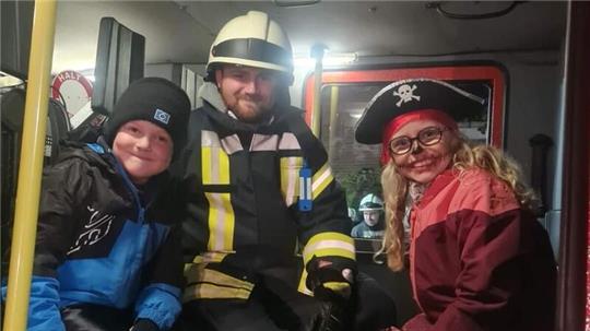 Ele (6) und Romy (9) durften nach ihrer Heldentat noch das Feuerwehrauto bestaunen.