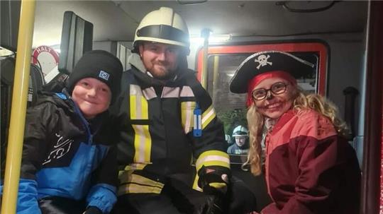 Ele (9) und Romy (7) waren mit ihren Freunden Noah (9) und Jonas Süßigkeiten sammeln und entdeckten die alte Dame auf dem Fußboden.
