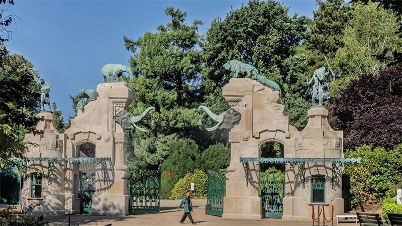 Hagenbecks historisches Tor wieder eröffnet Elefanten, Löwen und andere Tiermotive zieren das historische Tor am Eingang des Tierparks Hagenbeck.