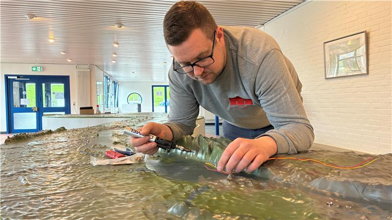 Elektriker Florian Höfler installiert auf dem neuen dreidimensionalen Elbmodell in der Maritimen Landschaft in Grünendeich die LEDs für die 65 Leuchtfeuer an der Elbe zwischen Hamburg und Cuxhaven.