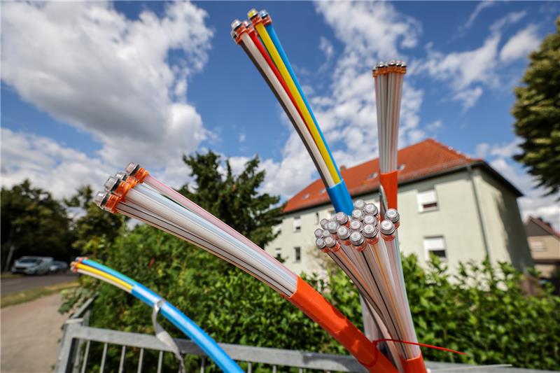 Elektrische Impulse ade: Durch die Glasfaserkabel laufen infrarote Lichtwellen. Foto: Jan Woitas/dpa