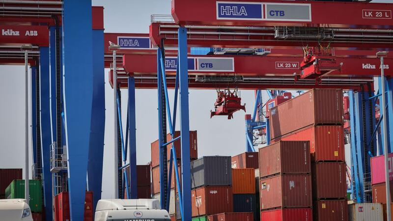 MSC nähert sich bei Kauf von HHLA-Anteilen der Zielgeraden Elektrische Lagerblöcke sind bei einem Pressetermin am Container Terminal Burchardkai der Hamburger Hafen und Logistik AG (HHLA) zu sehen.