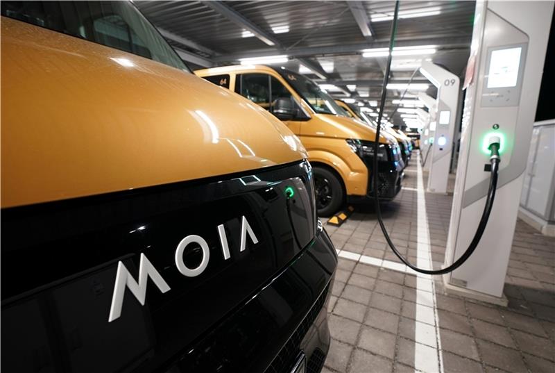 Elektro-Fahrzeuge des Sammeltaxi-Anbieters Moia stehen auf dem Betriebshof Moia Hub Wandsbek. Foto: Brandt/dpa