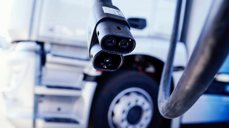 Elektro-Lastwagen werde sich nach Einschätzung von Experten ab 2030 durchsetzen. (Archivbild)