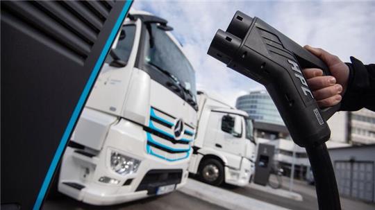 Elektro-Lkw brauchen eine Möglichkeit zu laden. 