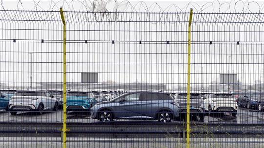 Elektroautos aus chinesischer Produktion hinter Stacheldraht: BYD-Fahrzeuge auf dem Autoterminal. 