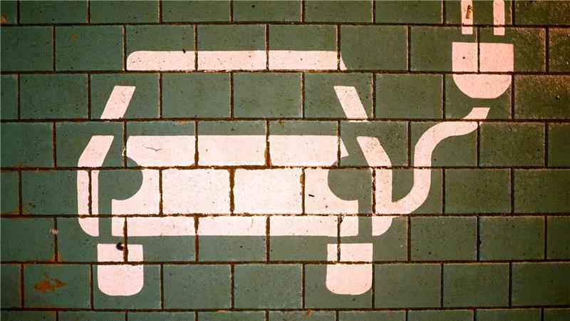 Preisabstand zwischen Verbrenner und E-Autos schrumpft Elektroautos der heimischen Autokonzerne sind in Deutschland derzeit gefragt. (Archivbild)