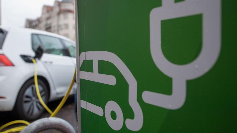 SPD fordert von Habeck langsameren Förderstopp für E-Autos Elektroautos werden an einer Ladesäule am Universitätsring in Halle/Saale aufgeladen.