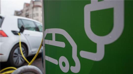 Elektroautos werden an einer Ladesäule am Universitätsring in Halle/Saale aufgeladen.