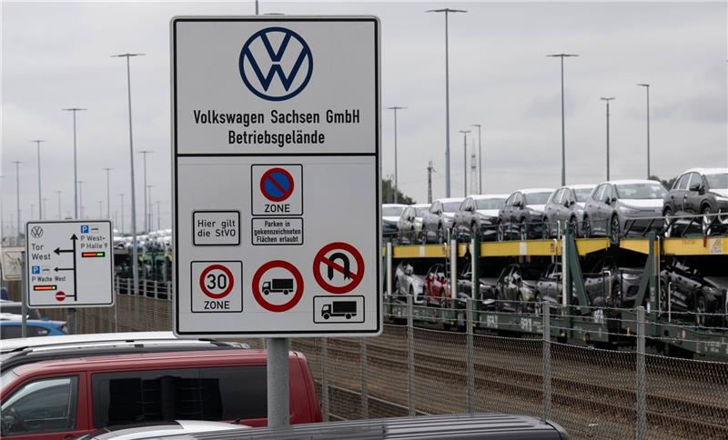 VW baut Stellen ab - Schwache Nachfrage nach E-Autos Elektrofahrzeuge aus der Produktion von Volkswagen Sachsen stehen vor der Auslieferung auf einem Güterzug am Werksgelände in Zwickau.