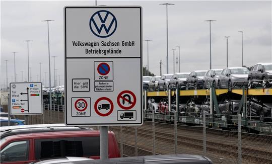 Elektrofahrzeuge aus der Produktion von Volkswagen Sachsen stehen vor der Auslieferung auf einem Güterzug am Werksgelände in Zwickau.