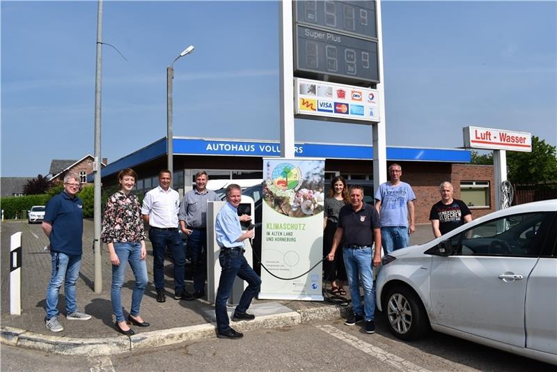 Elektromobilität fördern: Gemeindedirektor Tim Siol nimmt d ie neue Ladesäule beim AVIA Tankpoint in Hollern-Siebenhöfen in Betrieb. Foto: Vasel