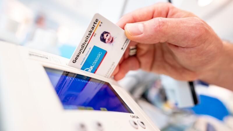 Kommt jetzt der Durchbruch für E-Rezepte für alle? Elektronische Rezepte sollen nach jahrelangen Verzögerungen 2024 den Durchbruch schaffen und zum Standard für Millionen Patientinnen und Patienten werden.