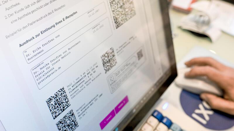 Mindestlohn, Bürgergeld, Cannabis: Drastische Änderungen in 2024 Auf einem Bildschirm in einer Apotheke sind Hinweise zu E-Rezepten angezeigt.