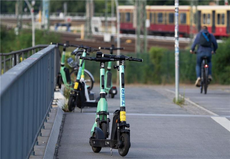 Von Abstellzonen bis Verbot: E-Scooter haben schlechten Ruf Elektroroller verschiedener Anbieter stehen nahe dem Berliner Bahnhof Ostkreuz auf einem Gehweg.