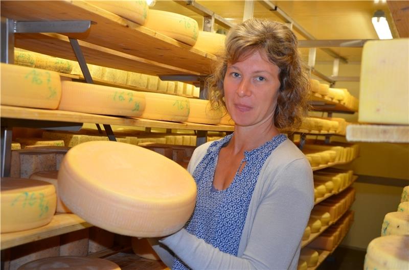 Stader Käserei entwickelt Likör mit Nordik-Brennerei – Auch Eis im Angebot Elena Martens in ihrem Käselager in Wiepenkathen. Sie verarbeitet die Milch von Landwirten zu Käse, den die Bauern unter eigenem Namen vermarkten und verkaufen. Fotos: von Allwörden