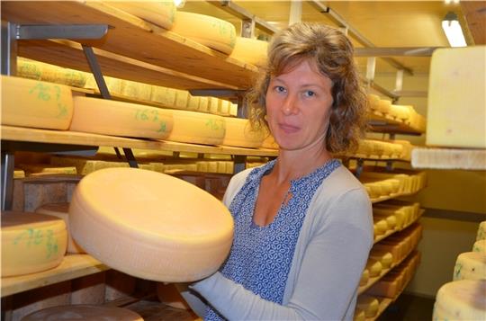 Elena Martens in ihrem Käselager in Wiepenkathen. Sie verarbeitet die Milch von Landwirten zu Käse, den die Bauern unter eigenem Namen vermarkten und verkaufen. Fotos: von Allwörden