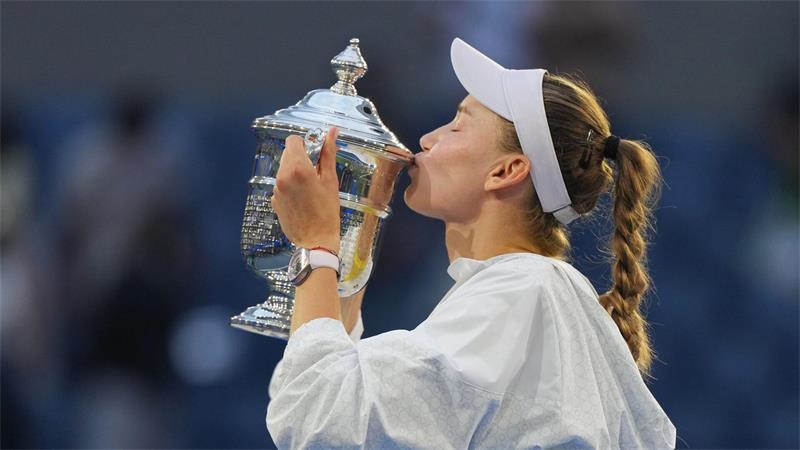 Elena Rybakina küsst den Pokal, nachdem sie das Finale der US Open gewonnen hat.