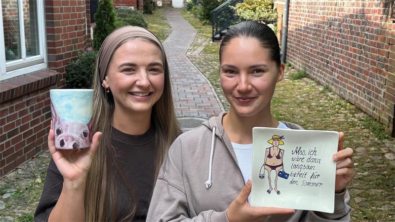 Mitten in der Krise: Zwei junge Frauen machen sich in Buxtehude selbstständig Elena Vereschagin (links) und Milena Meyer zeigen ihre Lieblingsarbeiten aus dem Tafelwerk. Sie werden die Keramikwerkstatt übernehmen. „Keramikdate“ wird der neue Name des Unternehmens sein.