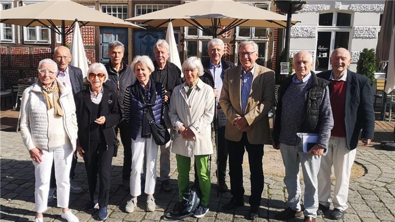 Elf Abiturienten der Halepaghen-Schule des Jahres 1965 beim Ehemaligentreffen vor dem Museums-Café in Buxtehude (von links): Barbara Ulrich, Klaus Richter, Christina Wildhausen, Dr. Karl-Heinz Fibig, Bärbel Mühlnhardt, Franz Moje, Heidemarie Appelfelder, Stephan Kauf, Dr. Peter Quast, Reinhard Dzingel und Gottfried Keding.