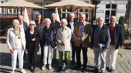 Elf Abiturienten der Halepaghen-Schule des Jahres 1965 beim Ehemaligentreffen vor dem Museums-Café in Buxtehude (von links): Barbara Ulrich, Klaus Richter, Christina Wildhausen, Dr. Karl-Heinz Fibig, Bärbel Mühlnhardt, Franz Moje, Heidemarie Appelfelder, Stephan Kauf, Dr. Peter Quast, Reinhard Dzingel und Gottfried Keding.