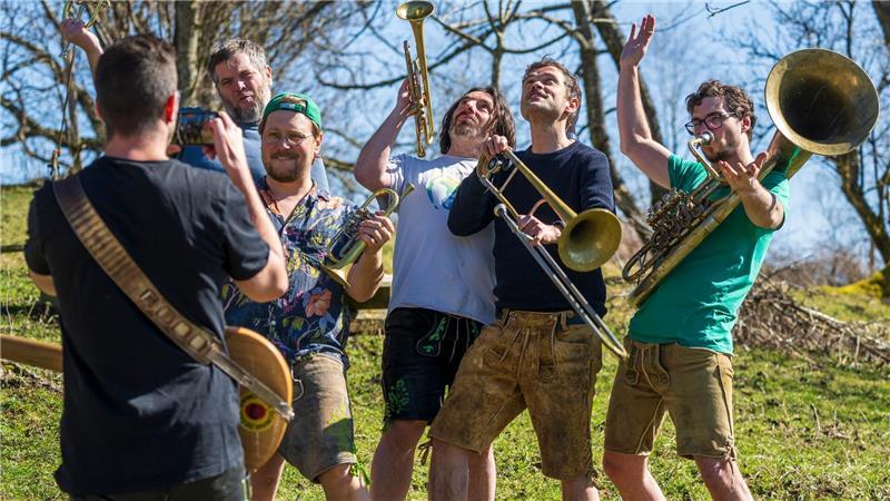 Elf Songs sind auf dem Album, bei denen sich dieses Mal unter die erfolgreiche Kombination aus bayerischer Blasmusik, Pop und Ska noch eine gute Prise Balkan-Klang mischt.