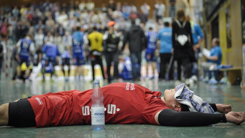 Elf Tore lag Beckdorf schon zurück. Am Ende verlor der SVB am 16. Oktober 2016 mit 25:30. Rok Setnikar war noch einer der Besten im Beckdorfer Trikot. Er legte sich nach Abpfiff ein Handtuch auf das Gesicht, um den Fredenbecker Jubel nicht zu sehen.