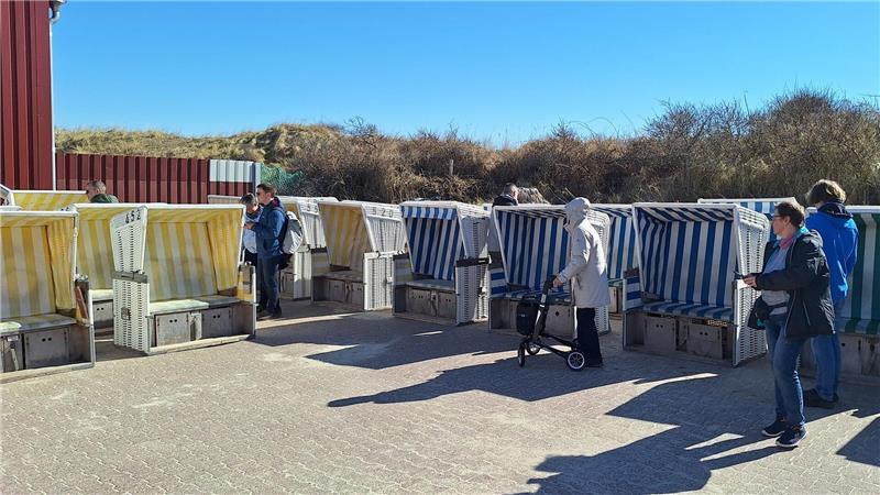 Baltrumer Strandkörbe unterm Hammer – Schnäppchenjäger vom Festland Elf der versteigerten Strandkörbe kommen ans Festland.