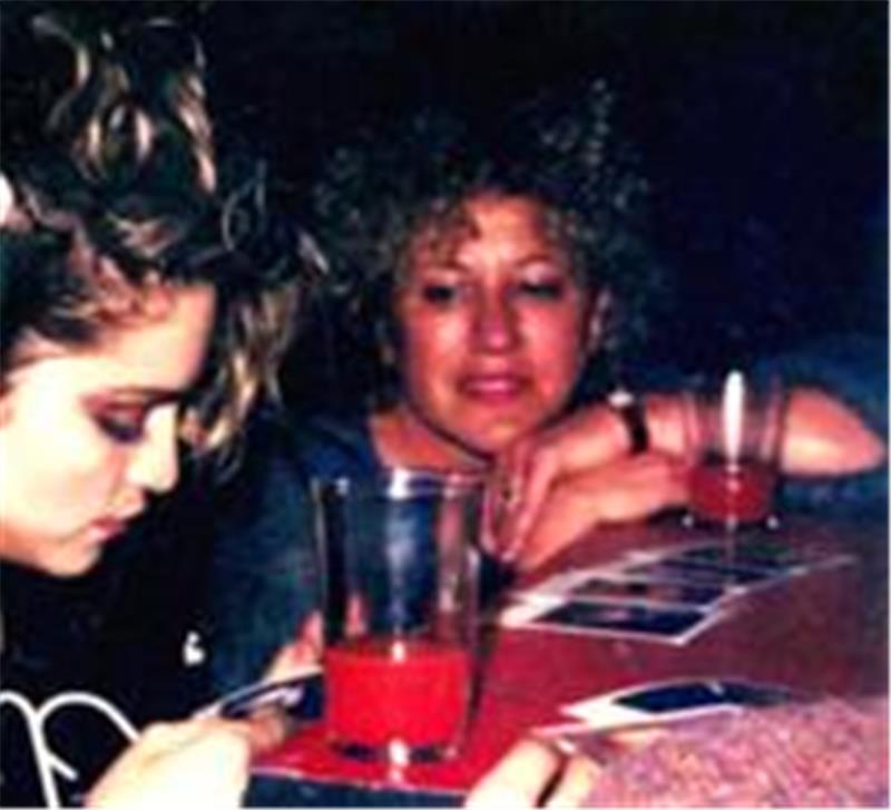 Elfi Küstner mit Madonna (links) in der Kantine von Radio Bremen beim gemeinsamen Sichten von Polaroid-Fotos zur Freigabe.