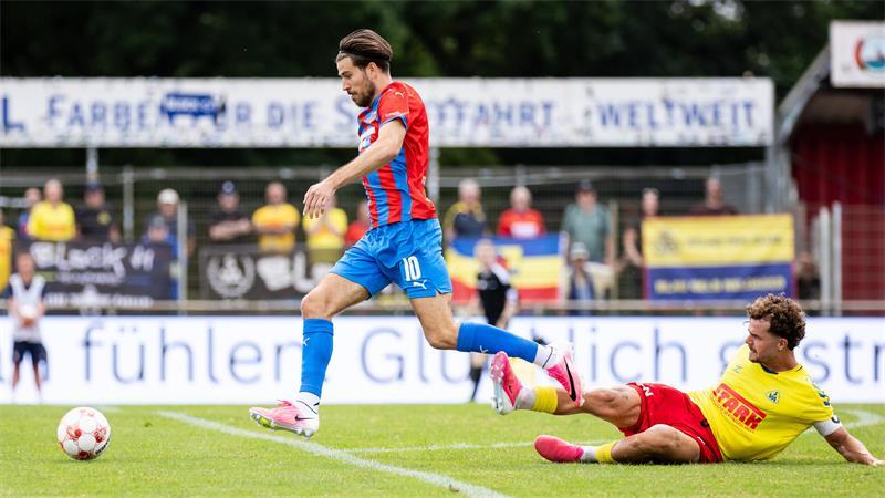 Elfmeter oder nicht? Ibrahim Temin holt D/A-Stürmer Christopher Schepp von den Beinen.
