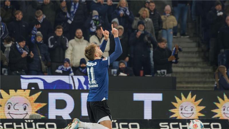 Elfmeterschütze Joel Grodowski feiert Bielefelds 1:2-Anschlusstreffer.