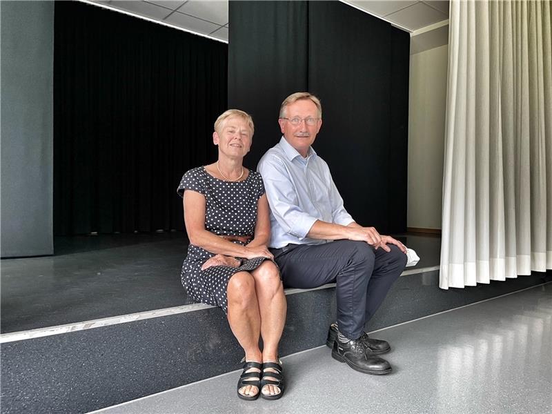 Elfriede und Jörn-Martin Schöning , die hier auf der Probebühnenkante sitzen, haben sich am Vincent-Lübeck Gymnasium kennengelernt. Jetzt verlassen sie die Schule, die ihr Leben geprägt hat. Foto: Richter