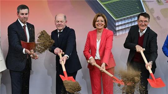 Eli-Lilly-Vorstandschef Dave Ricks (l-r), Bundeskanzler Olaf Scholz, die rheinland-pfälzische Ministerpräsidentin Malu Dreyer und Bundesgesundheitsminister Karl Lauterbach beim symbolischen Spatenstich in Alzey.
