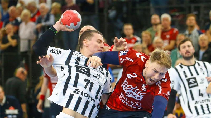 Elias Ellefsen á Skipagøtu (THW Kiel) im Zweikampf mit Simon Pytlick (SG Flensburg-Handewitt).