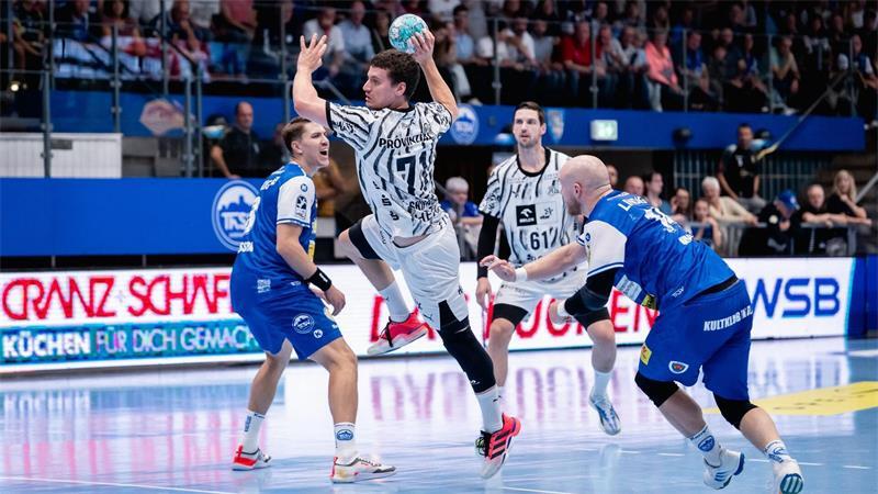 Elias Ellefsen á Skipagøtu kommt gegen die Eisenacher Defensive frei zum Wurf.