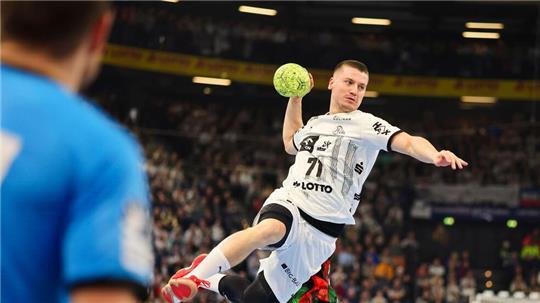 Elias Ellefsen á Skipagøtu und der THW Kiel spielten in Porto.