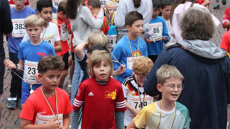 22. Buxtehuder Altstadtlauf: Teilnehmerrekord, lautstarke Fans und spendable Sieger Elias (Mitte) kam mit seinem Vater etwas zu spät und überholte noch ganz viele, wie der Spätstarter später stolz erzählte.