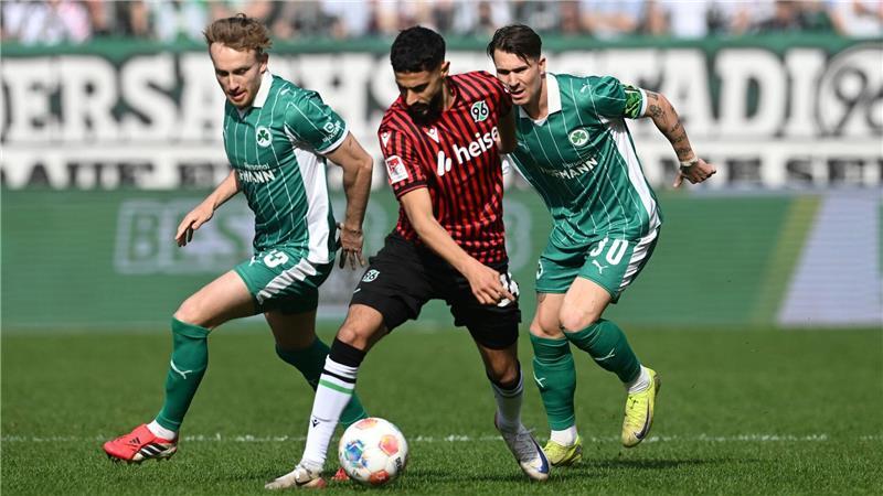 BSV-Trainer Salim Aichaoui hält Kontakt zu tunesischem WM-Profi Elias Saad (Mitte) spielte zuletzt bei Hannover 96.