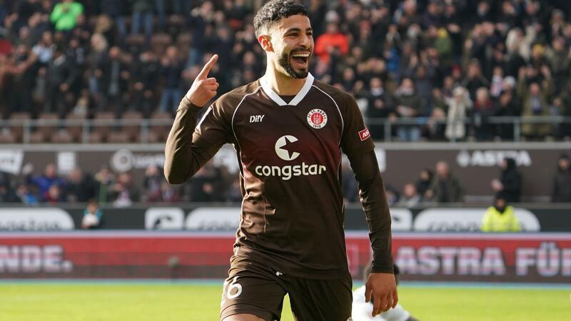 Torjubel und ein Schreckmoment: Saad schießt FC St. Pauli zum Sieg Elias Saad jubelt.