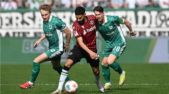 Elias Saad (m) und die anderen Hannoveraner haben gegen Fürth gepatzt.