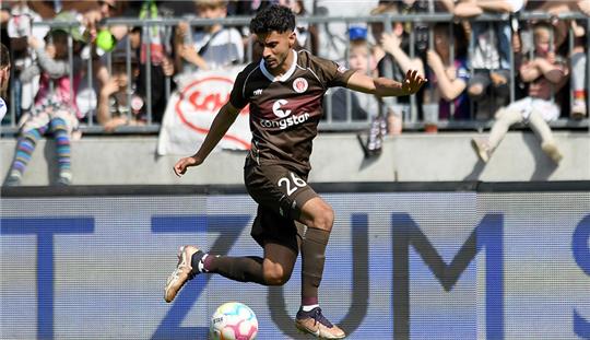 Elias Saad vom FC St. Pauli spielt den Ball. Der Stürmer schoss im Testspiel gegen Sabah FK zwei Tore. Foto: Michael Schwartz/dpa