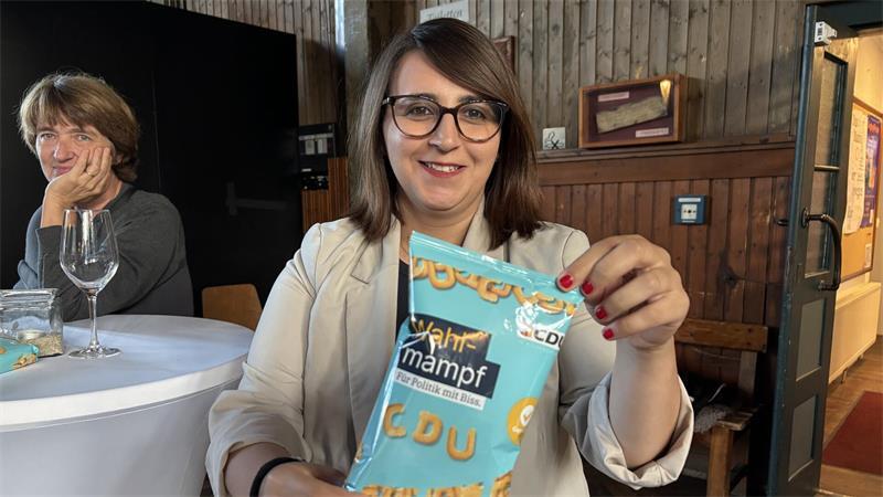 Elif Aydin zeigt die Wahl-Mampf-Knabberei, für Politik mit Biss. Am Ende griffen wohl viele aus Frust in die Tüte.