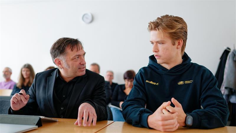 Elija Walk (r) klagt, weil an seiner Schule so viel Unterricht ausfiel.