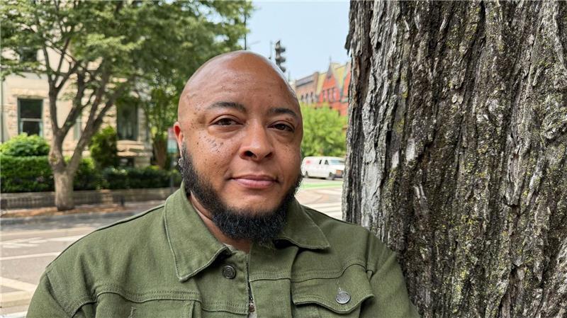 Angst, Widerstand - Wie Transpersonen unter Trump leben Elijah Nicholas sieht in den von der US-Regierung durchgesetzten Änderungen bei Reisepässen ein Sicherheitsrisiko für Transpersonen.