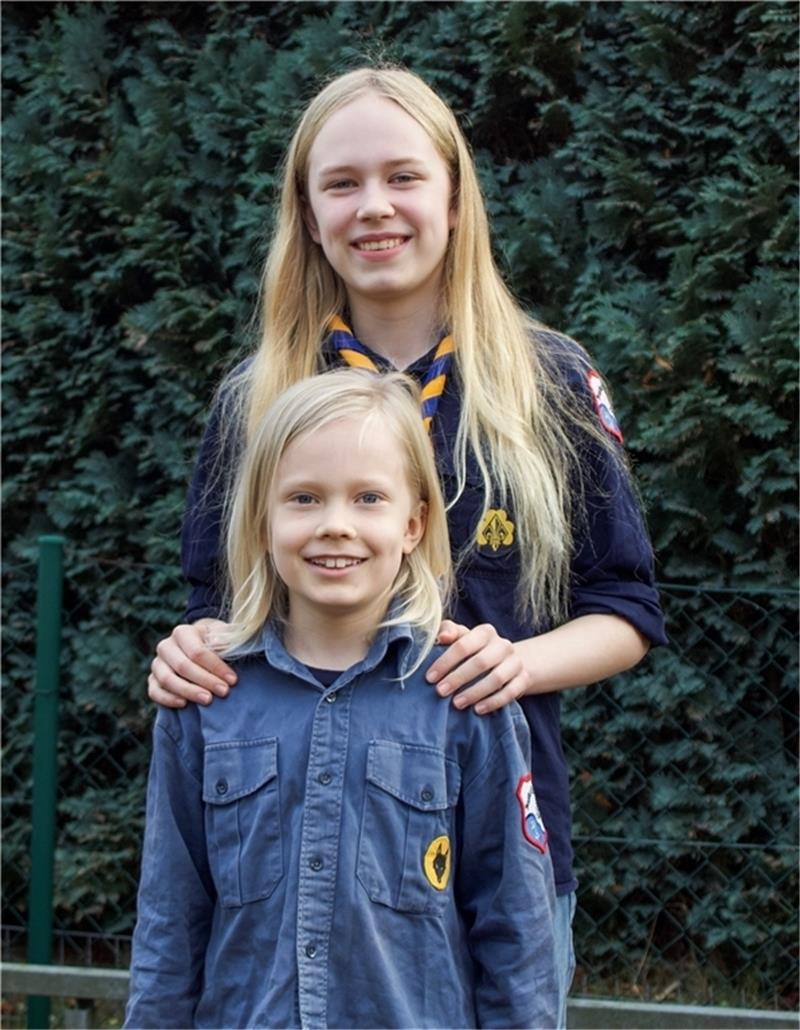 Elin (14 Jahre, hinten) und Tjarde Hinrichs (8): Pfadfinder zu sein ist eine Hinrichssche Familientradition. Auch die Eltern waren schon dabei.