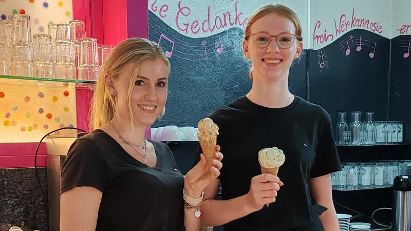 Elin und Sina bedienen mit viel Freude in der Eischmiede in Burweg.