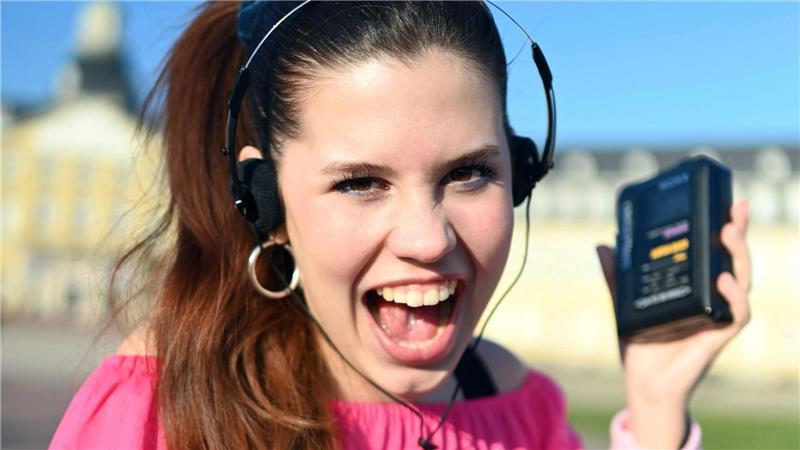 Elinor Lou Harang posiert vor dem Karlsruher Schloss, in dem sich das Badische Landesmuseum befindet, in einem Aerobic Anzug sowie in den Händen haltend einen Walkman.
