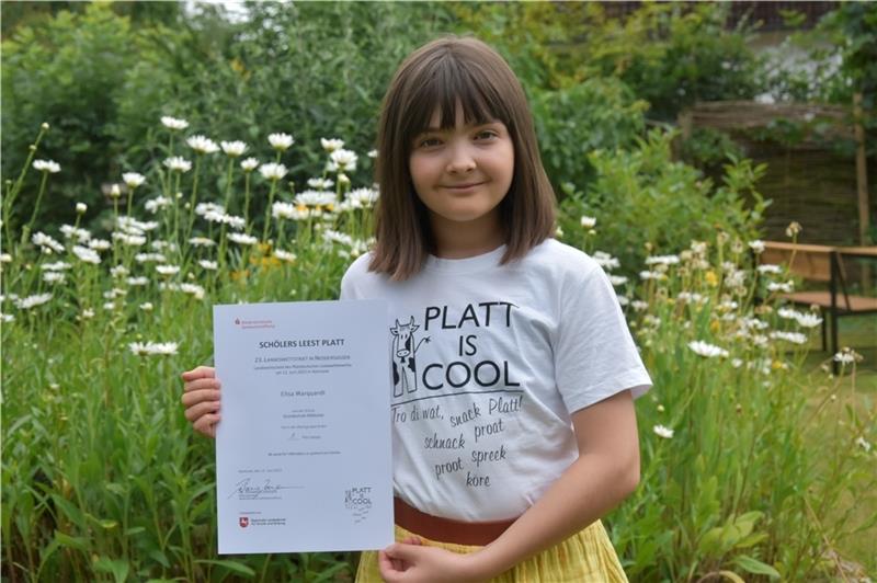 Platt snacken: Die kleine Elisa ist die Beste in ganz Niedersachsen Elisa Marquardt (10) ist stolz auf ihre Urkunde. Foto: Felsch