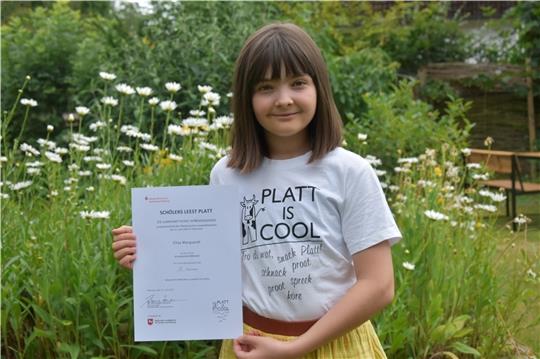 Elisa Marquardt (10) ist stolz auf ihre Urkunde. Foto: Felsch